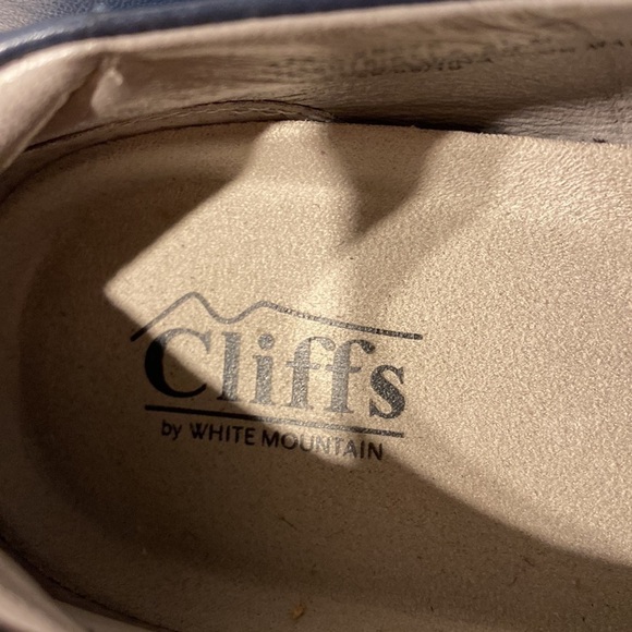 Womens Cliffs by White Mountain casual solid blue slip on shoes size 9.5.  EUC - Picture 2 of 4